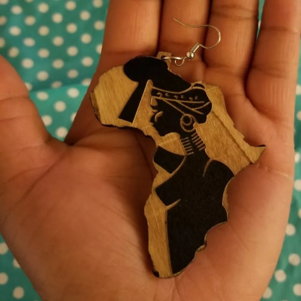 Last one ☝🏼 Africa shaped wood earrings